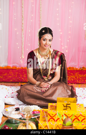 Braut sitzt neben einem Havan "Kund" bei der Hochzeit mandap Stockfoto