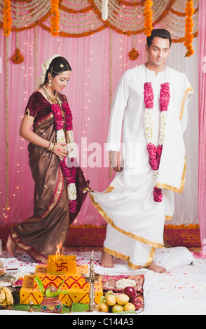 Braut und Bräutigam unter Saptha Padhi während Süd indische Hochzeit Stockfoto