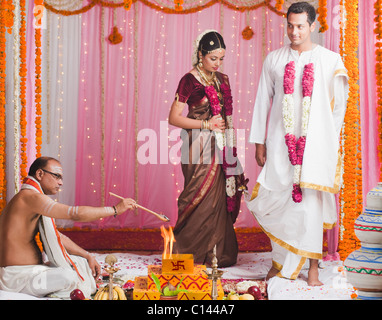 Braut und Bräutigam unter Saptha Padhi während Süd indische Hochzeit Stockfoto