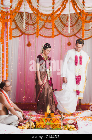 Braut und Bräutigam unter Saptha Padhi während Süd indische Hochzeit Stockfoto