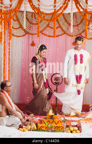Braut und Bräutigam unter Saptha Padhi während Süd indische Hochzeit Stockfoto