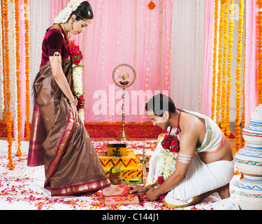 Bräutigam, ein Zehenring auf die Braut Zehe während südwärts Inder Hochzeit Zeremonie Stockfoto