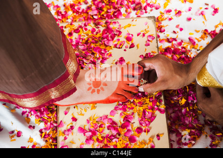 Bräutigam, ein Zehenring auf die Braut Zehe während südwärts Inder Hochzeit Zeremonie Stockfoto