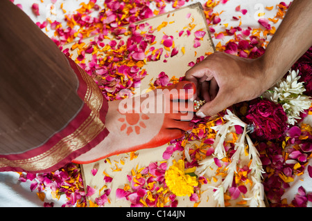 Bräutigam, ein Zehenring auf die Braut Zehe während südwärts Inder Hochzeit Zeremonie Stockfoto