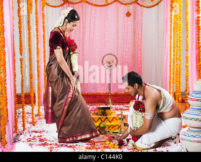 Bräutigam, ein Zehenring auf die Braut Zehe während südwärts Inder Hochzeit Zeremonie Stockfoto