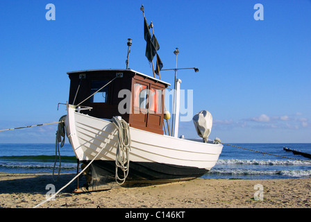 Fischkutter bin Strang - Fischkutter am Strand 04 Stockfoto