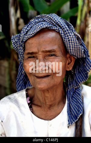 Eine kahle alte Khmer Frau trägt traditionelle Kopf tragen auf einem Lebensmittelmarkt in Kratie Kambodscha. Stockfoto