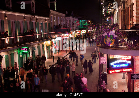 Luftaufnahme der Bourbon Street in New Orleans, mit Menschen zu trinken und zu Fuß durch Neon-Schilder für Bars und Clubs in der Nacht Stockfoto