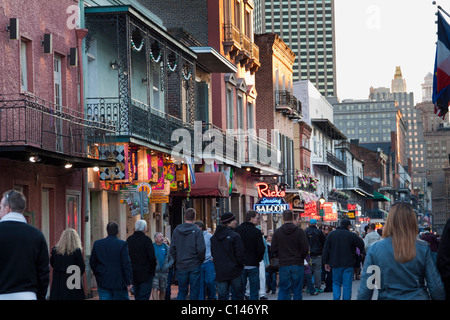 Menschen, die Kreuzfahrten in Bars und Diskotheken auf der Bourbon Street in der Nacht in New Orleans Stockfoto