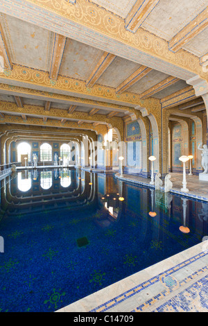 Hearst Castle n San Simeon, Kalifornien von William Randolph Hearst gebaut.  Inneren Roman Pool mit kunstvollen Fliesen. Stockfoto