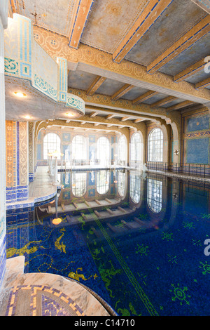 Hearst Castle n San Simeon, Kalifornien von William Randolph Hearst gebaut.  Inneren Roman Pool mit kunstvollen Fliesen. Stockfoto