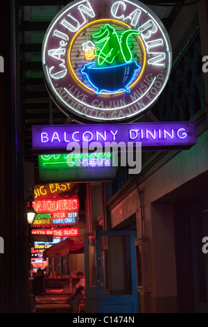 Neon-Schilder für Bars und Clubs auf der Bourbon Street in New Orleans in der Nacht Stockfoto