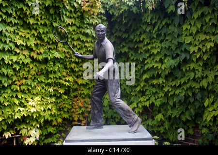 Die Statue von Tennis-Legende Fred Perry auf dem Gelände von Wimbledon, London, England am Montag, 22. Juni 2009. Stockfoto
