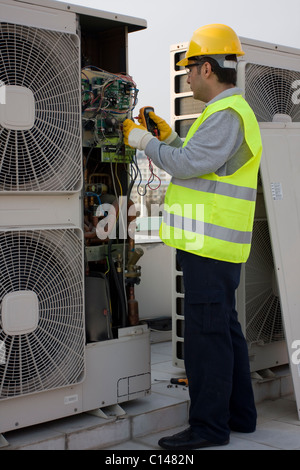 AC Tech Reparatur Ac auf Dach Stockfoto