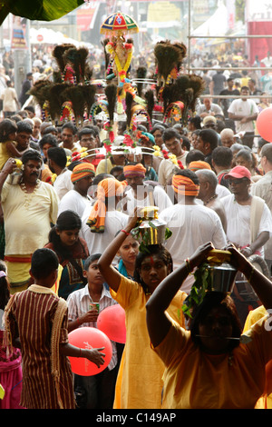 Eine Kavadi Prozession während des hinduistischen Festivals Thaipusam bei Batu Caves, Malaysia Stockfoto