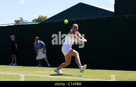 Jelena Dokic, Australien, in Aktion bei den All England Lawn Tennis Championships in Wimbledon, London, England. Stockfoto