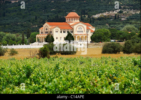 Weinberge & neue orthodoxe Kirche Omala. Kefalonia, Ionische Inseln, Griechenland. Stockfoto
