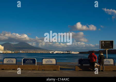 Menschen warten auf die Fähre am Molo Beverello Hafen von Neapel mit Vesuv im Hintergrund Neapel-Kampanien-Italien-Europa Stockfoto