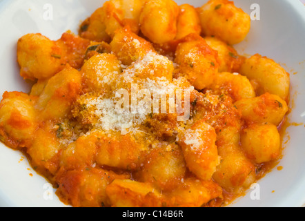 Gnocchi mit Tomatensauce und geriebenem Parmesan Käse Rom Italien Europa Stockfoto