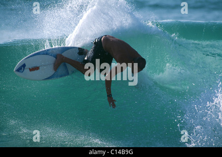 Surfer sendet Plume Spray mit engen Wende unter der Lippe der Welle Stockfoto