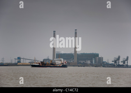 Themse, Gravesend mit Tilbury Kraftwerk, grau bewölkt Bewölkt Stockfoto