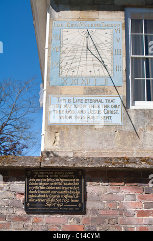 Salisbury. Nahaufnahme der Sonnenuhr an Wand von Malmesbury Haus Cathedral Close. Stockfoto