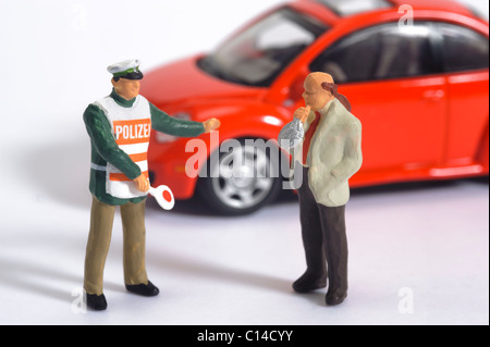 Pkw-Fahrer beim Alkohol-Test und der Polizei Stockfoto