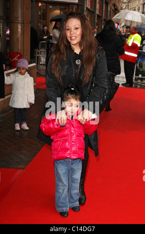 Mutya Buena mit ihrer Tochter Tahlia UK Charity-Premiere von The Secret of Moonacre statt im Vue Kino - Ankünfte London, Stockfoto