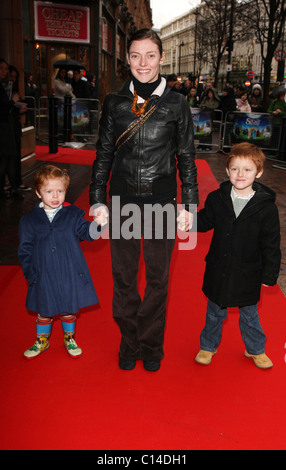 Camilla Rutherford mit ihren Kindern UK Charity-Premiere von The Secret of Moonacre statt im Vue Kino - Ankünfte London, Stockfoto