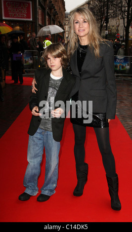 Gemma Garrett mit ihrem Sohn UK Charity-premiere von The Secret Moonacre statt im Vue Kino - Ankünfte London, England- Stockfoto