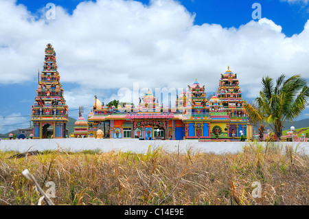 Die bunten indischen Tempel Siva Soopramaniarkovil wie gesehen von Route B55 in Bel Air, Flacq, Mauritius. Stockfoto