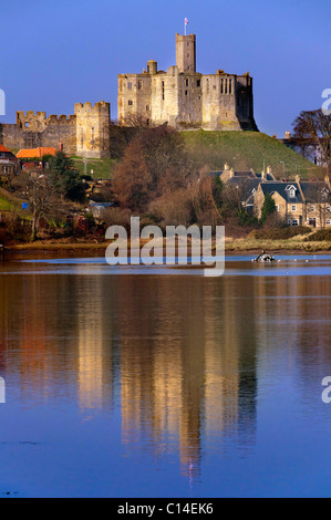 Warkworth Castle spiegelt sich in den Fluß Coquet Stockfoto