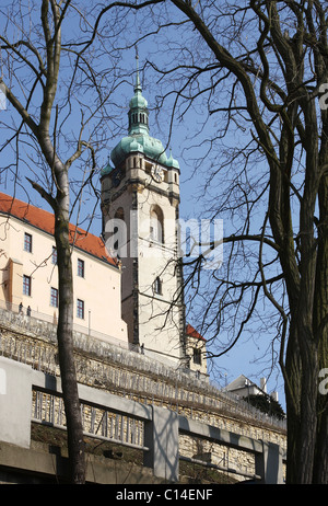 Melnik Burg oberhalb der Weinberge im zeitigen Frühjahr Stockfoto