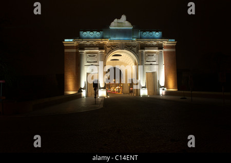 Nachts beleuchtet Menin Gate Memorial in Ypern, Belgien Stockfoto