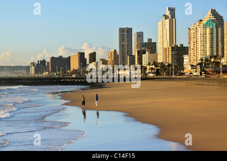 Hotels und Apartments bei Sonnenaufgang entlang der Strandpromenade von Durban, bekannt als die goldene Meile. Durban, KwaZulu Natal, Südafrika. Stockfoto