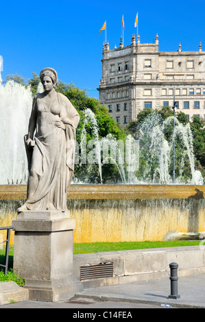 Der Banco de España (nationale Zentralbank) hinter dem Brunnen und Skulpturen am Plaza Katalanisch in Barcelona, Spanien. Stockfoto