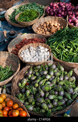 Indisches Gemüse in Körben in einem ländlichen Dorf Markt, Andhra Pradesh, Indien. Stockfoto