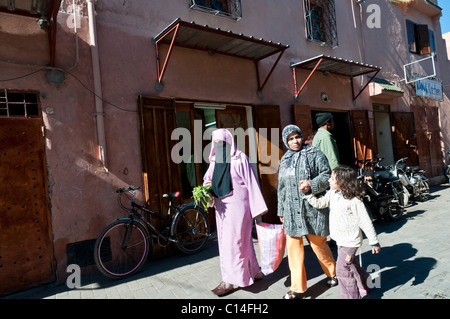 Alltag in der Medina von Marrakesch, Marokko, Nordafrika Stockfoto