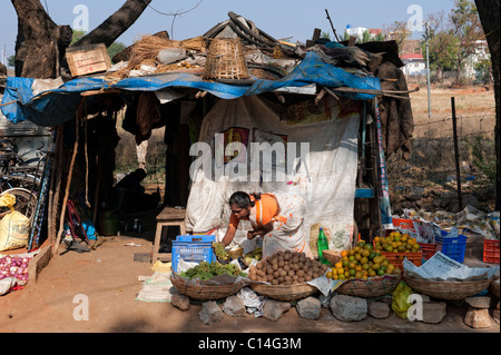 Indische Straßenmarkt in Yenumulapalli mit Körben von Gemüse. Andhra Pradesh, Indien Stockfoto