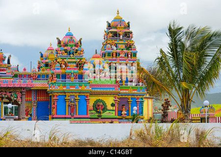 Die bunten indischen Tempel Siva Soopramaniarkovil wie gesehen von Route B55 in Bel Air, Flacq, Mauritius. Stockfoto