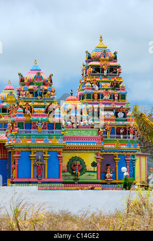 Die bunten indischen Tempel Siva Soopramaniarkovil wie gesehen von Route B55 in Bel Air, Flacq, Mauritius. Stockfoto