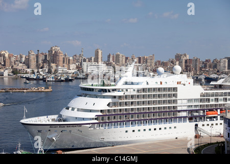 Das Kreuzfahrtschiff Seven Seas Navigator im Westen Hafen von Alexandria in Ägypten. Stockfoto