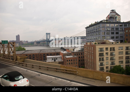 Blick auf Manhattan Bridge und die Skyline von Brooklyn Bridge, New York City, USA Stockfoto