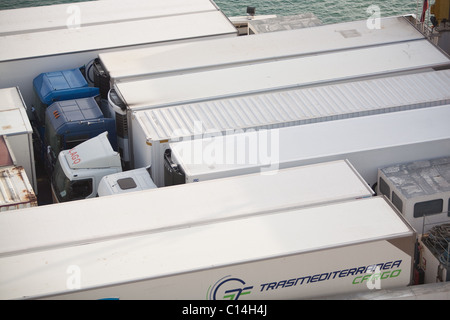 RO ro Lastwagen und Anhänger, die auf der Mittelmeerfähre nach Palma Mallorca verladen wurden Stockfoto