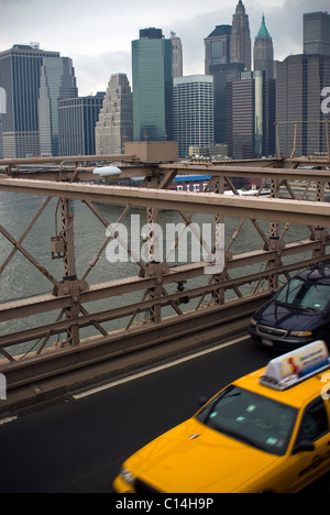 Gelbe New York Taxi Cab Brooklyn Brücke, NYC, USA Stockfoto