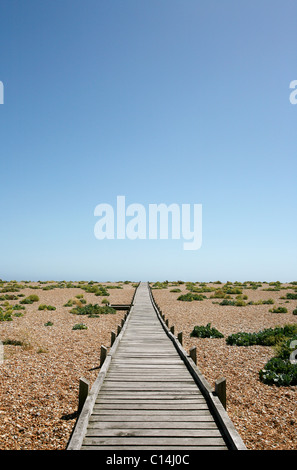 Fußweg zum Strand von Dungeness, Kent, von der Heritage Lottery Fund zur Verfügung gestellt. Stockfoto