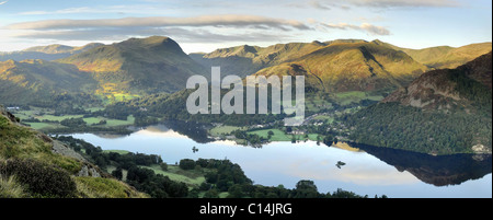 Blick vom Ort fiel in eine ruhige Ullswater in Richtung St Sunday Crag und das Lakelandpoeten-Angebot im Sommer im englischen Lake District Stockfoto