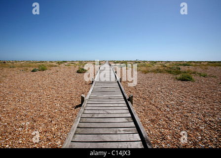 Fußweg zum Strand von Dungeness, Kent, von der Heritage Lottery Fund zur Verfügung gestellt. Stockfoto