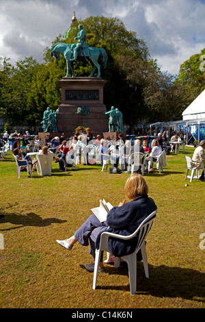 Buch-Festival Edinburgh, Besucher und Touristen in Charlotte Square, das Albert Memorial, Schottland, UK, Europa Stockfoto