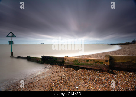 Langzeitbelichtung von West Mersea Beach in Essex. Stockfoto